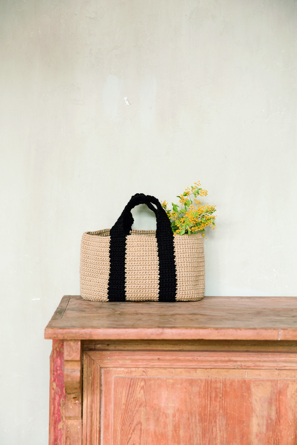 Sac bicolore © NIHON VOGUE-SHA 2017/ photographe : Yukari Shirai