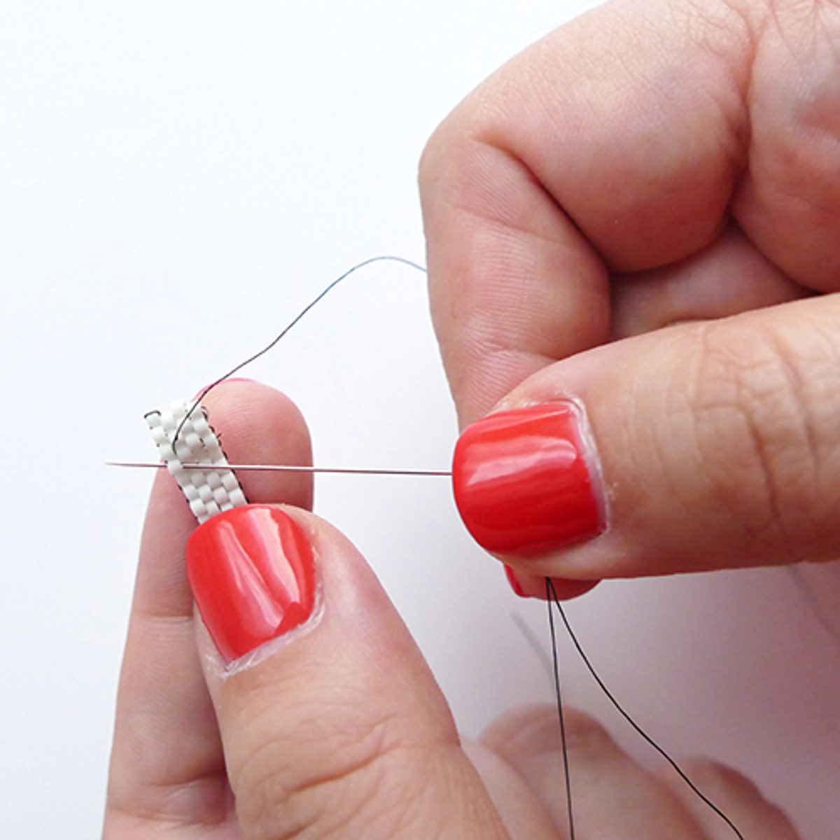 Brickstitch tissage de perles avec des aiguilles