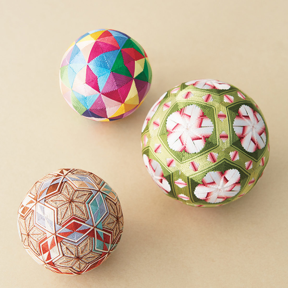 3 balles temari multicolores