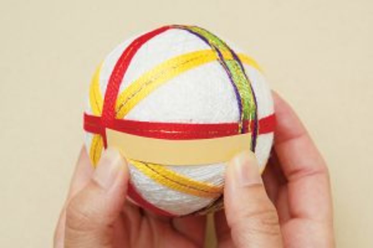 balle temari motif aiguilles de pin étape 12