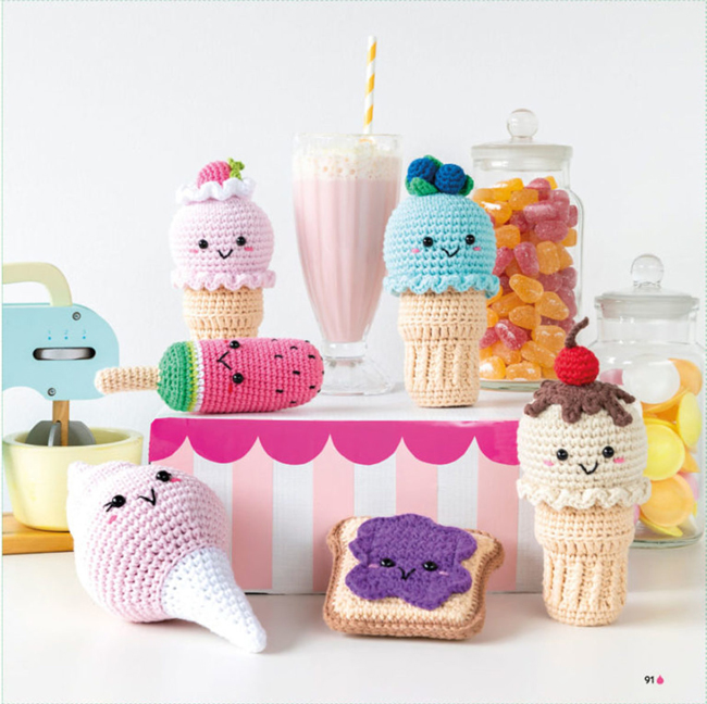 Amigurumis gourmands en forme de glaces, esquimau et tartine crochetés à la main, mis en scène dans un décor pastel de confiserie, idéals pour crochet DIY, créations kawaii, loisirs créatifs et décoration handmade.