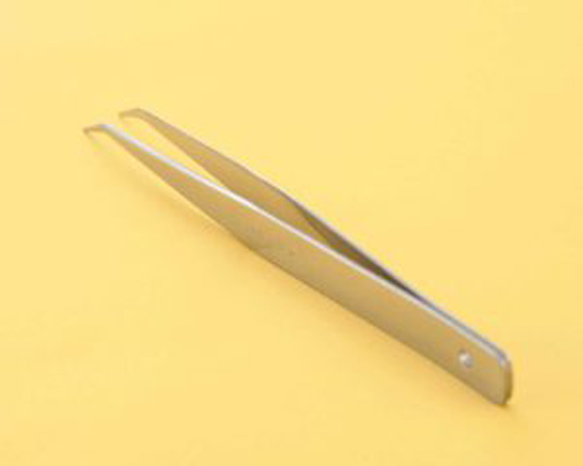 Pince à épiler de précision en métal, accessoire indispensable pour les travaux de couture, patchwork et mercerie, idéale pour attraper les fils, retirer les petits résidus de tissu et manipuler les détails délicats.