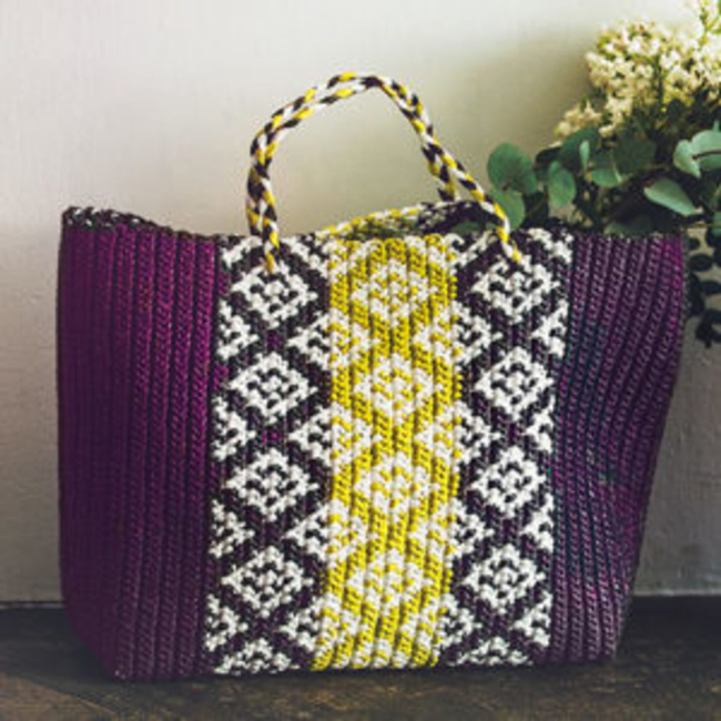 Sac cabas en raphia crocheté aux motifs géométriques bicolores et bande centrale jaune texturée, avec anses tressées assorties, création artisanale idéale pour crochet DIY, accessoires de mode, sac fait main et style bohème chic.