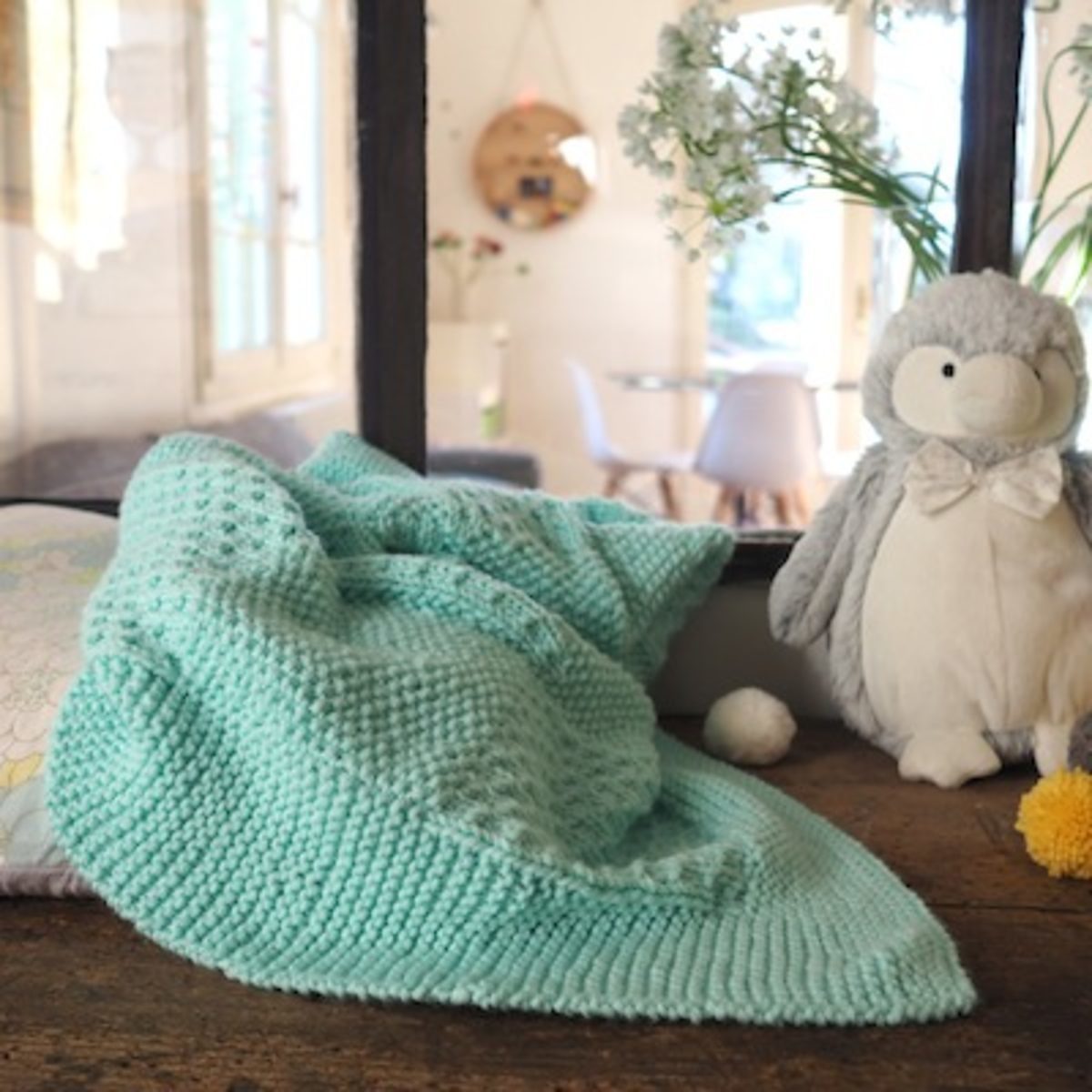 Une couverture de naissance texturée au tricot