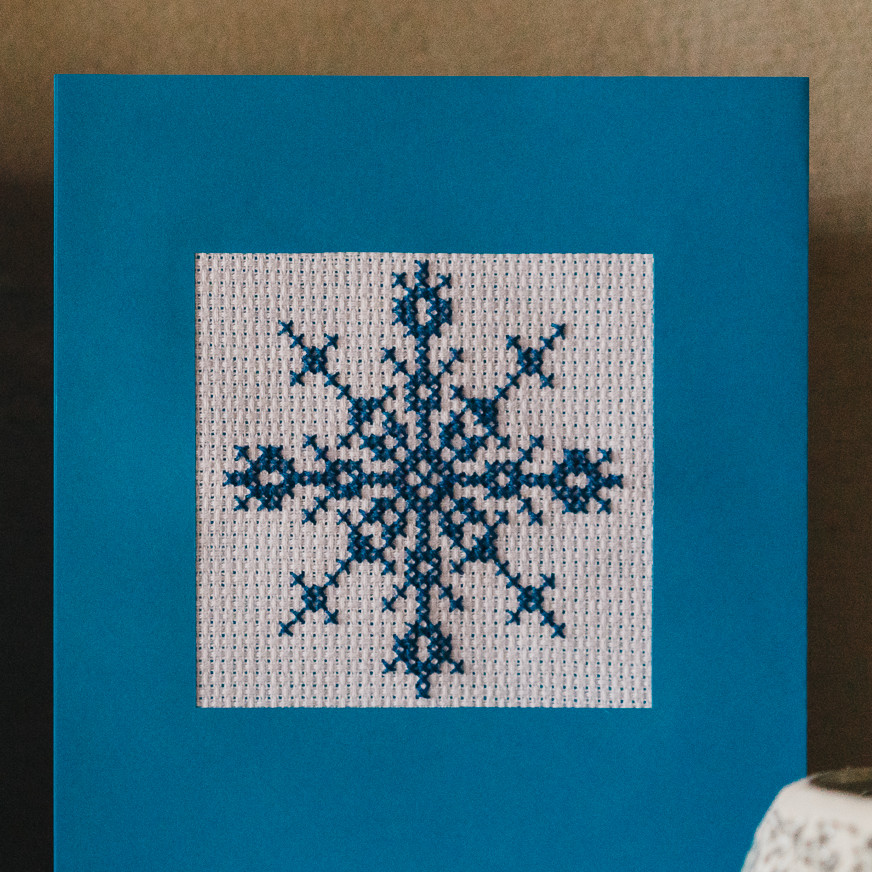 Cartes de voeux flocons de neige au point de croix bleu