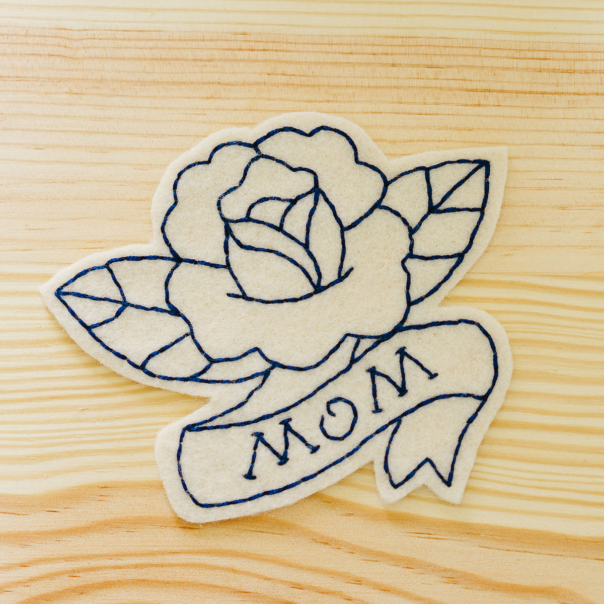 Broderie Tattoo "Mom" pour la fête des mères