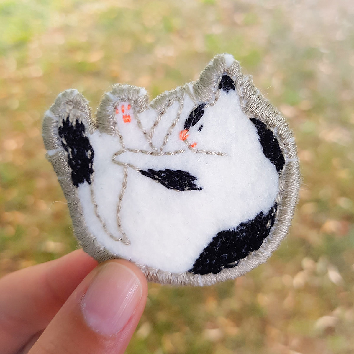 Badge chat brodé : le modèle à télécharger