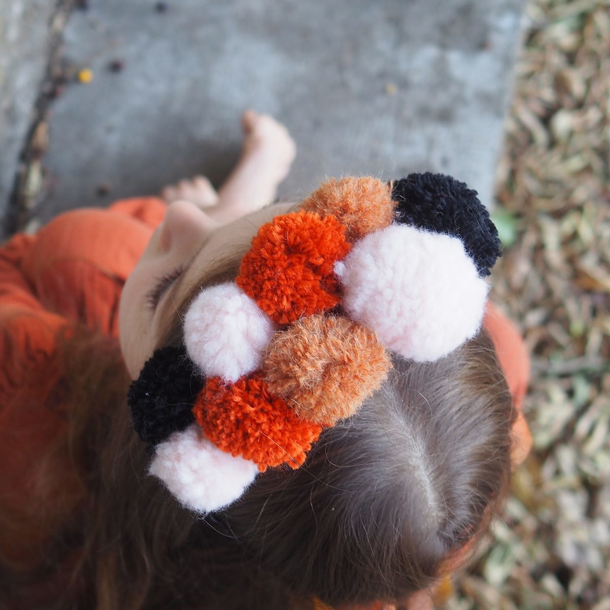 Couronne Halloween à quatre mains.