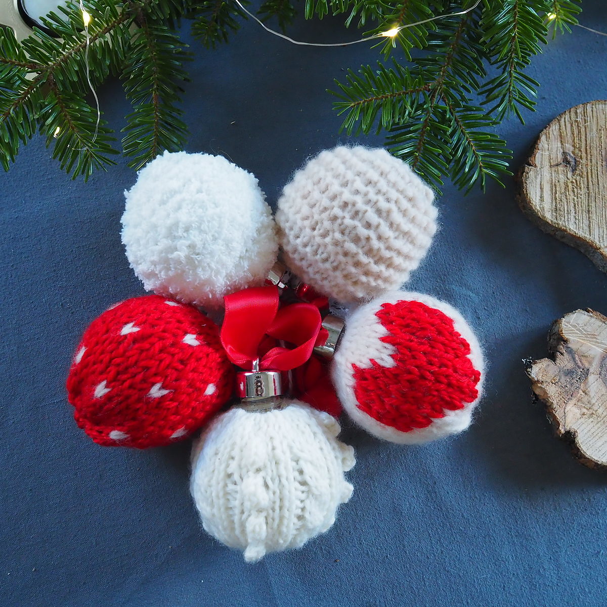 Des boules de Noël en laine