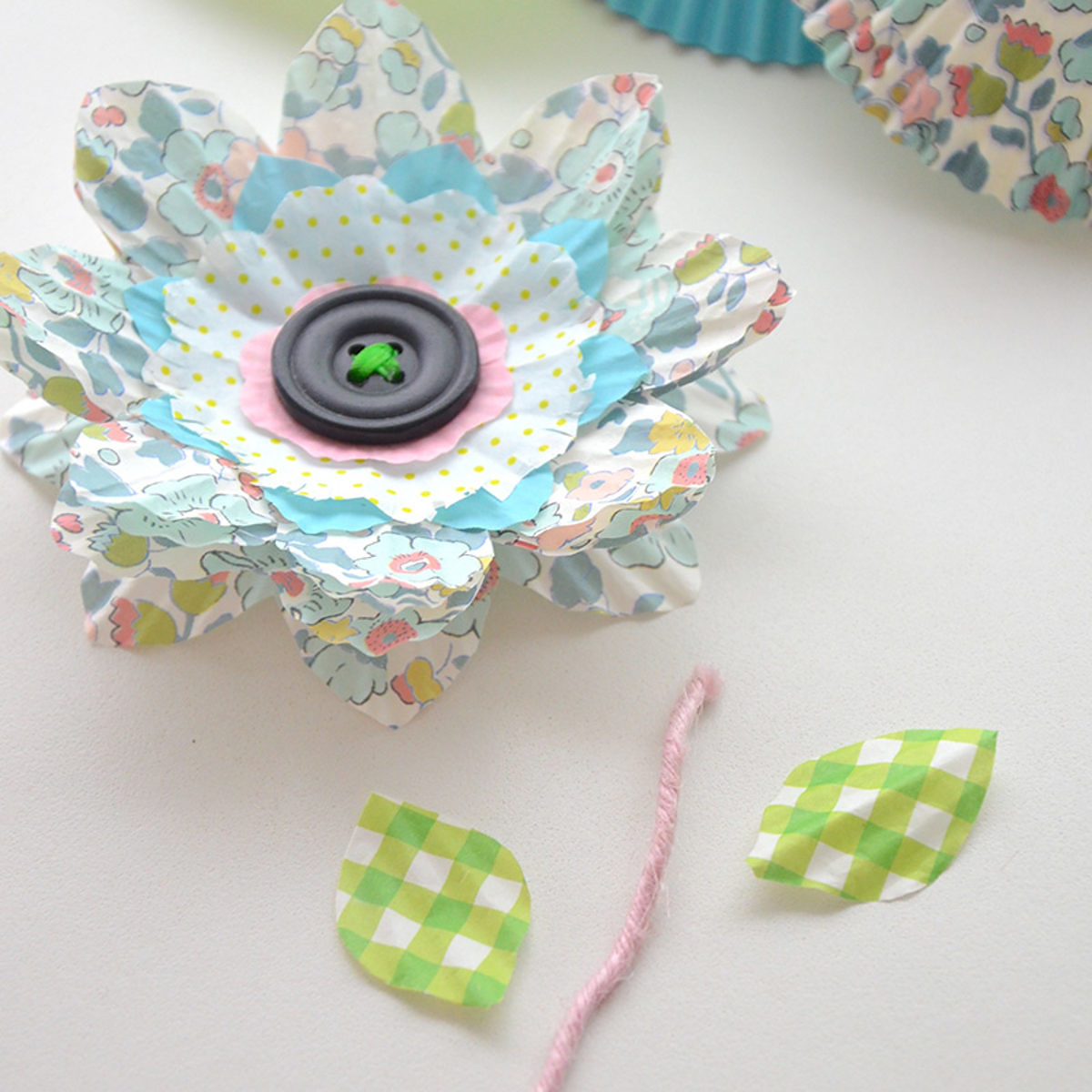 Tuto : une fleur en caissettes à cupcakes