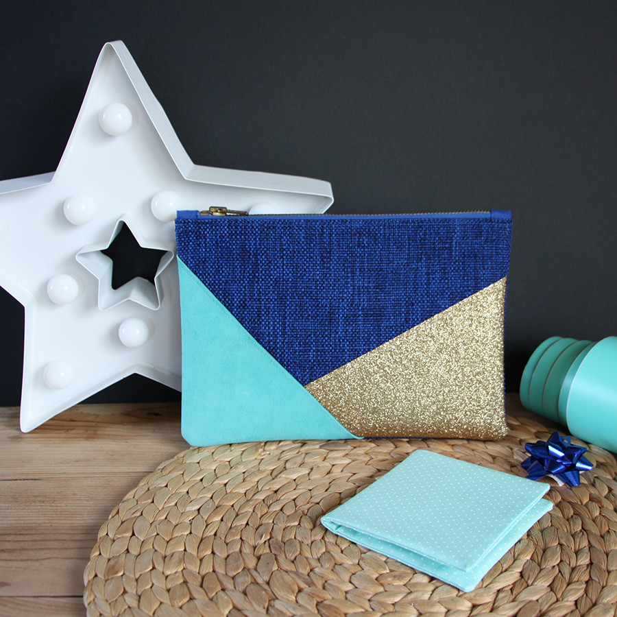 Une pochette en cuir et paillettes