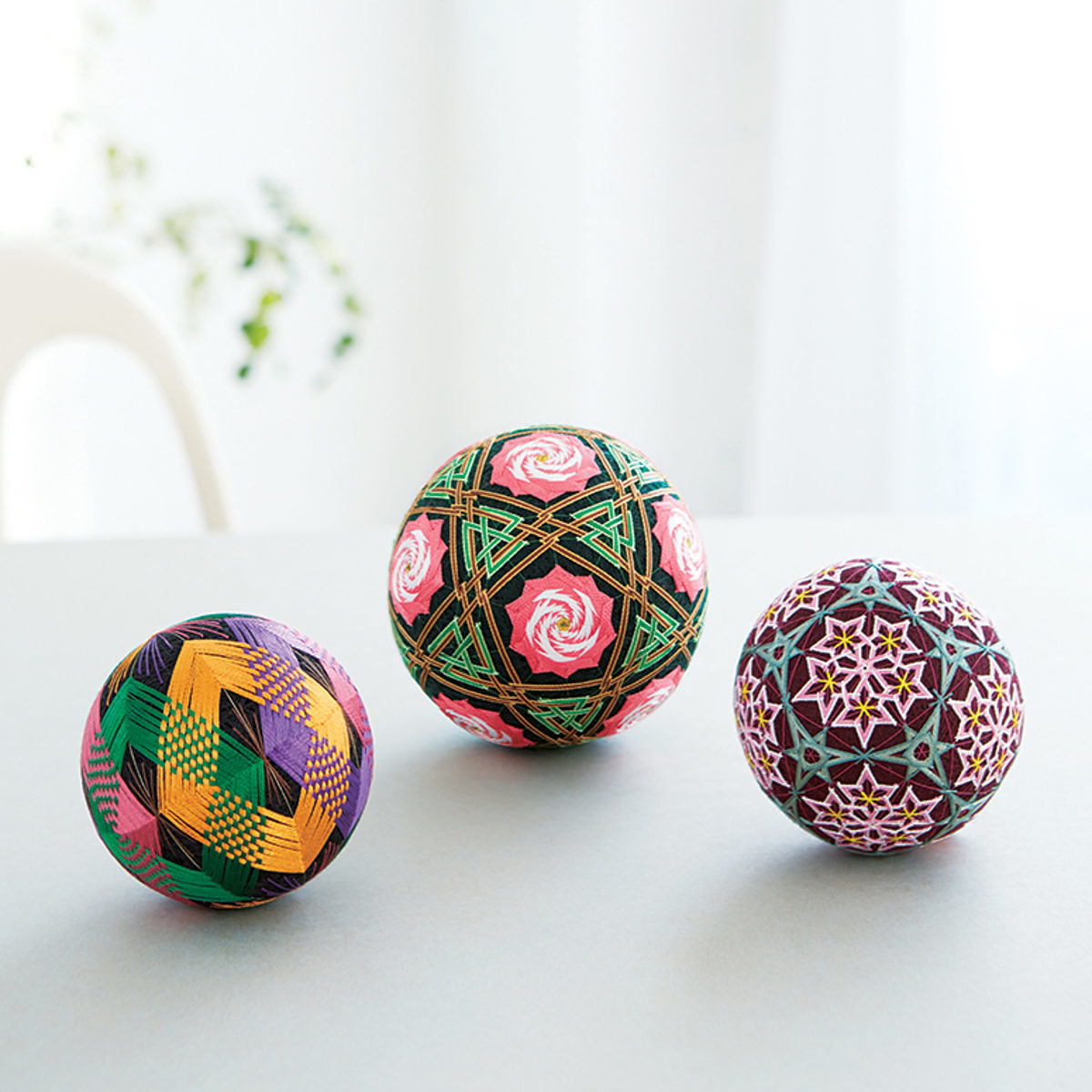 Boules temari : apprenez-en plus sur ces balles décoratives brodées