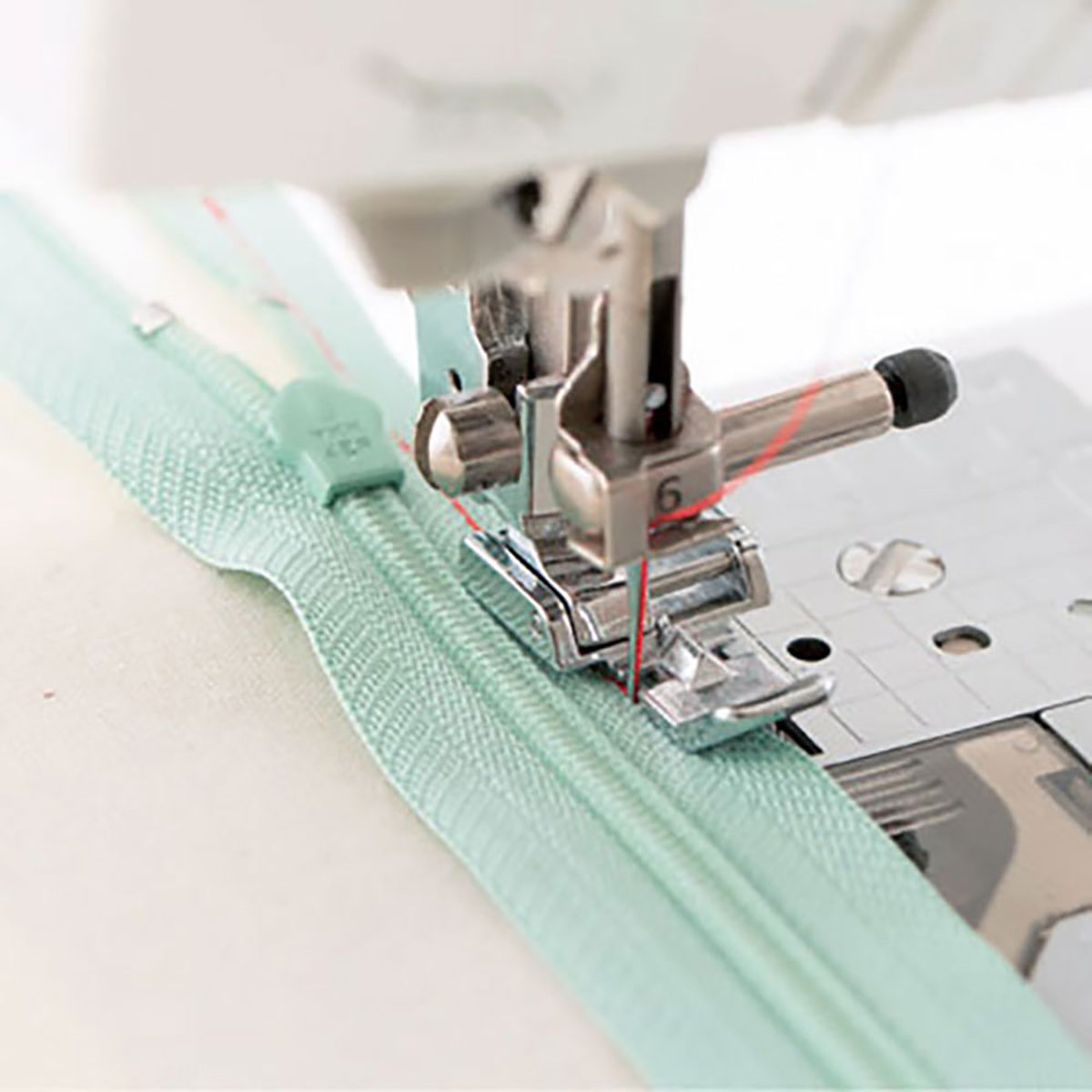 Couture pour débutante : comment poser une fermeture à glissière invisible ?