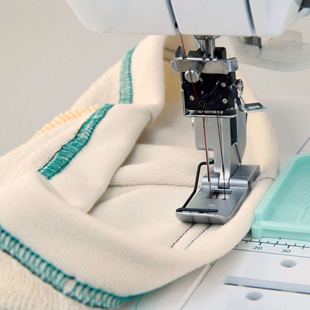Je débute en couture : ai-je besoin d’une recouvreuse ?