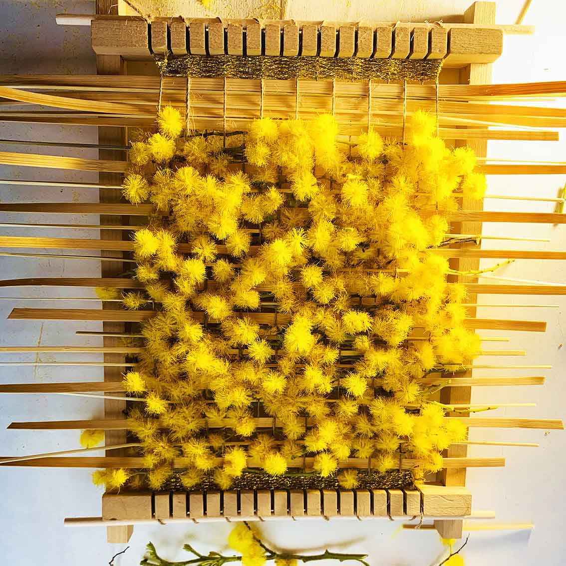 Tuto tissage végétal : apprenez comment tisser des fleurs séchées ou fraîches