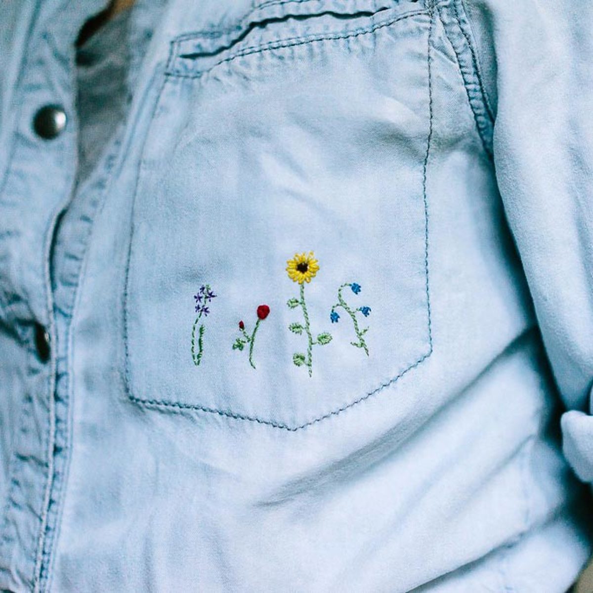Fleurs des champs à broder sur une chemise